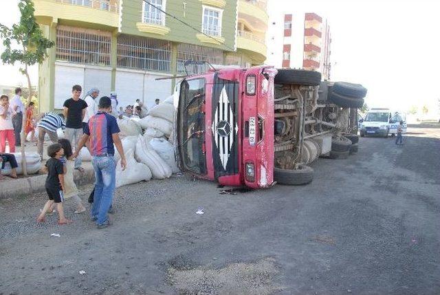 Saman Yüklü Kamyon Devrildi: 6 Yaralı