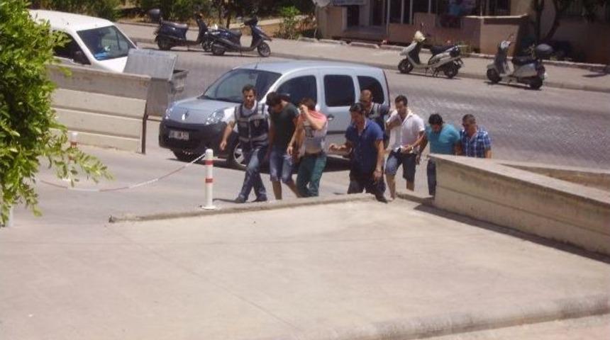 &Ccedil;aldıkları Altınları Bozdururken Yakayı Ele Verdiler