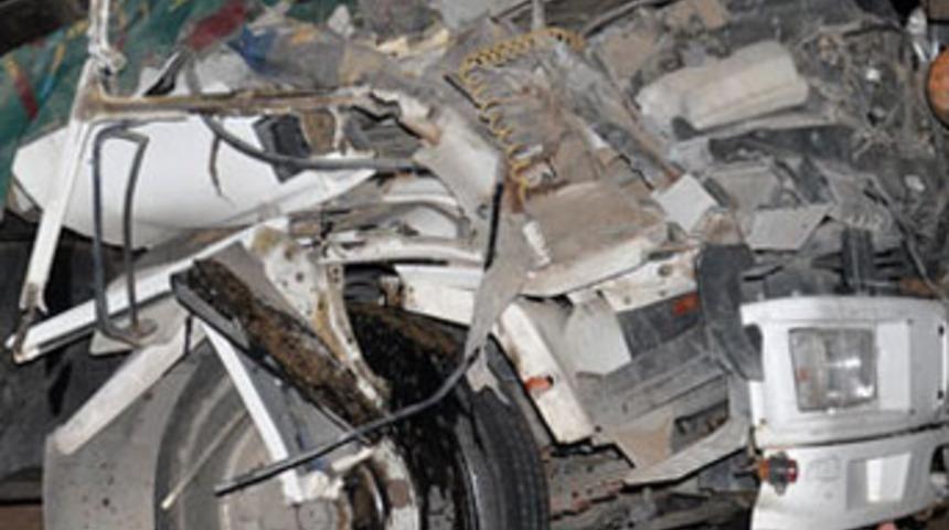 Freni patlayan kamyon dehşet sa&ccedil;tı