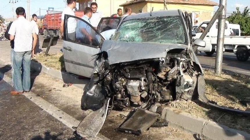 Konya&rsquo;da İki Otomobil &Ccedil;arpıştı: 5 Yaralı