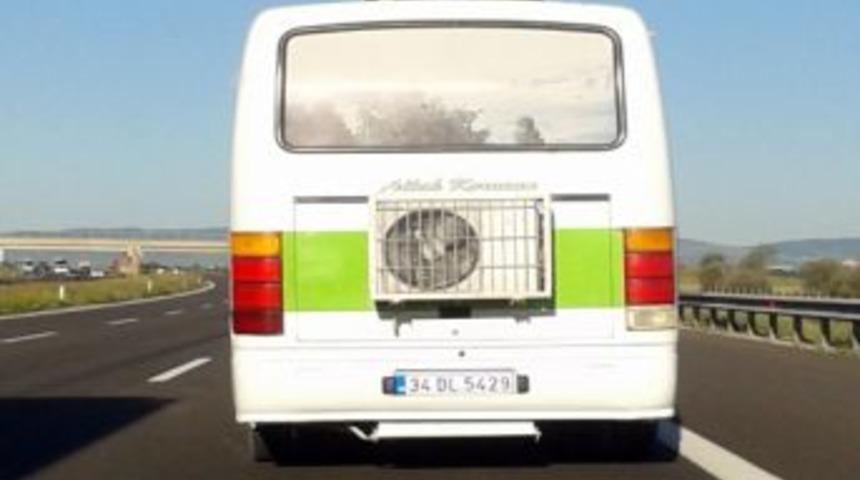 Sıcak Hava Bunaltınca Otob&uuml;s&uuml;n Arkasına Kocaman Klima Taktırdı