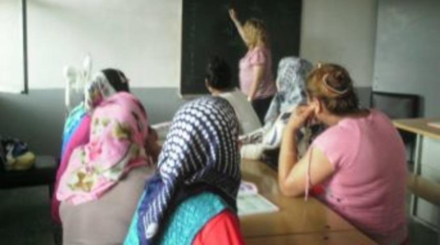 Tutuklu Ve H&uuml;k&uuml;ml&uuml; Kadınlara Okuma Yazma Kursu