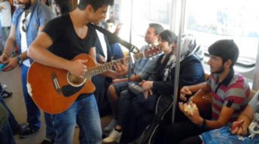 Metro Vagonunda Canlı Konserle Yolculuk