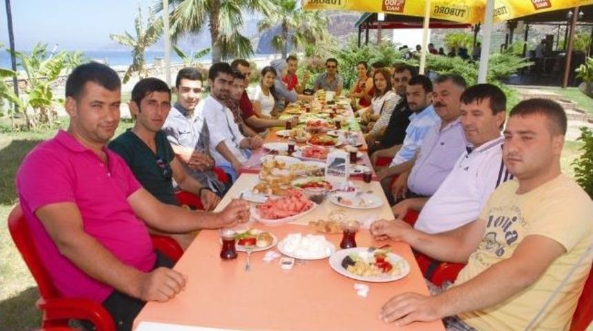 Ak Partili Gen&ccedil;ler Sahil Temizliği Yaptı