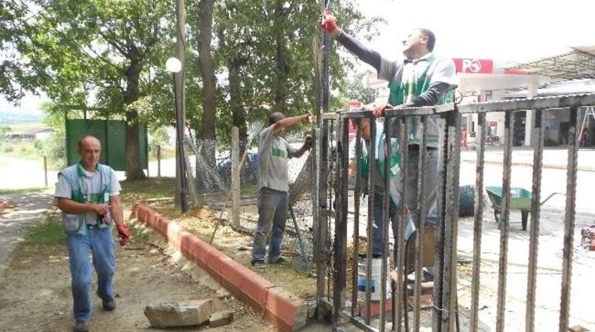 Belediye Ekiplerinden K&ouml;ylere Park Bakımı