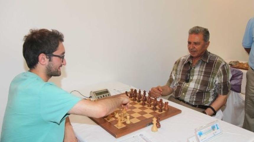 &Ccedil;eşme Open Uluslararası Satran&ccedil; Turnuvası Başladı