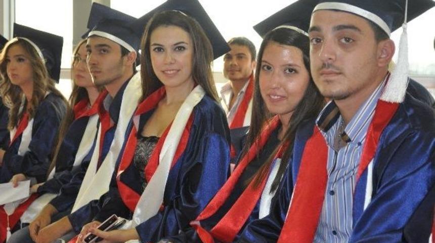 İzmir &Uuml;niversitesi&rsquo;nde Mezuniyet Heyecanı