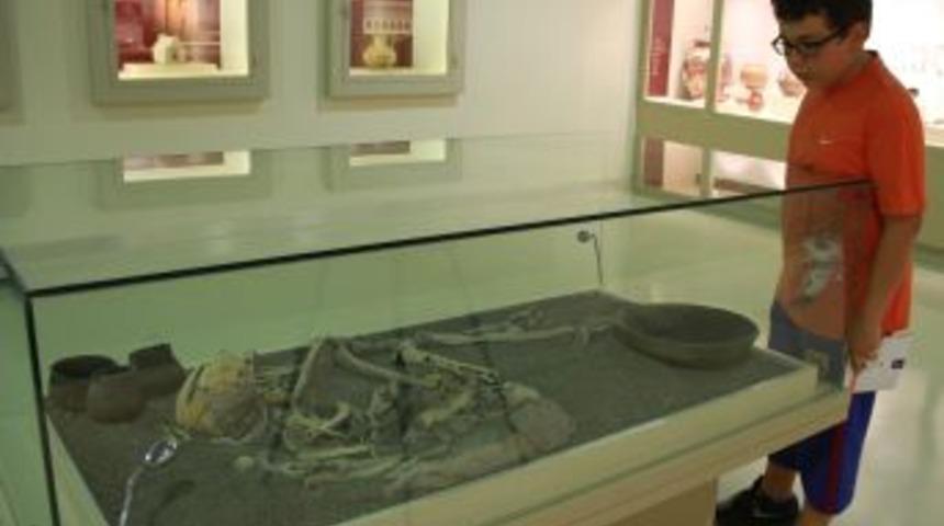 Bursa Arkeoloji M&uuml;zesi&rsquo;ndeki Kadın Cesedi 8 Bin 500 Yaşında