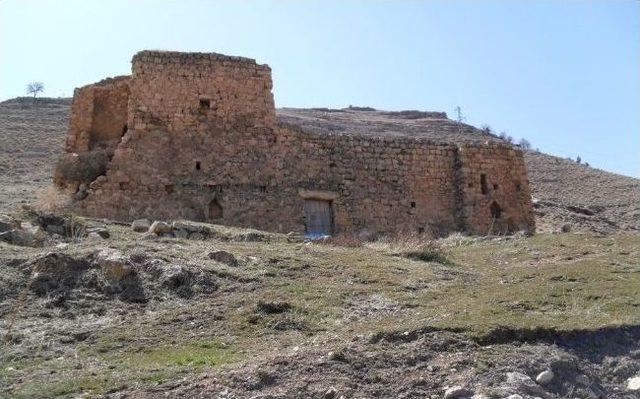 Gercüş’teki Tarihi Han Bakımsızlıktan Dökülüyor