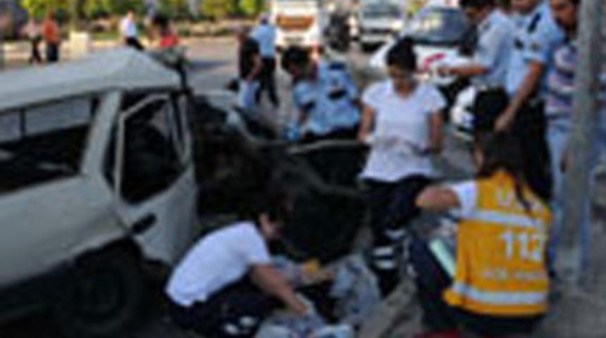 Otob&uuml;s otomobille &ccedil;arpıştı: 1 &ouml;l&uuml;, 2 yaralı