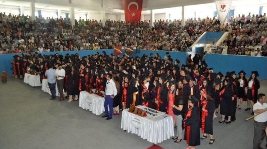 Eğitim Fakültesi 8. Dönemde 821öğrenci Mezun Etti