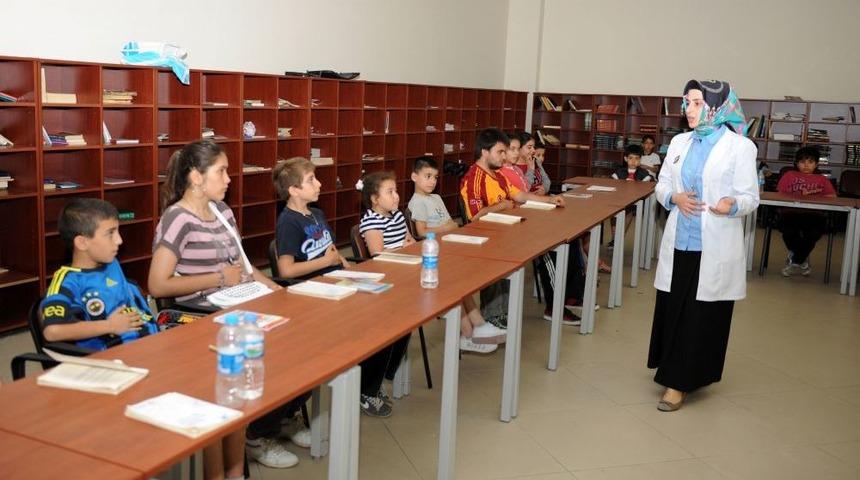 Kekemelere Konuşma Eğitimi Veriyor