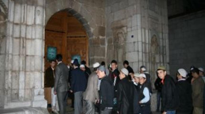 Berat Kandili&rsquo;nde Aksaray&rsquo;da Camiler Dolup Taştı