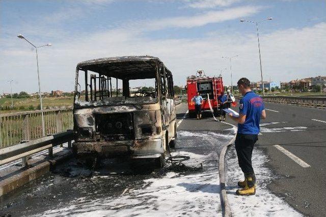 Seyir Halindeki Yolcu Minibüsü Alev Aldı