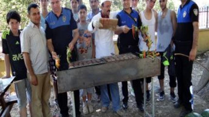 &Ouml;ğrenciler Ve Polisler Piknikte Buluştu