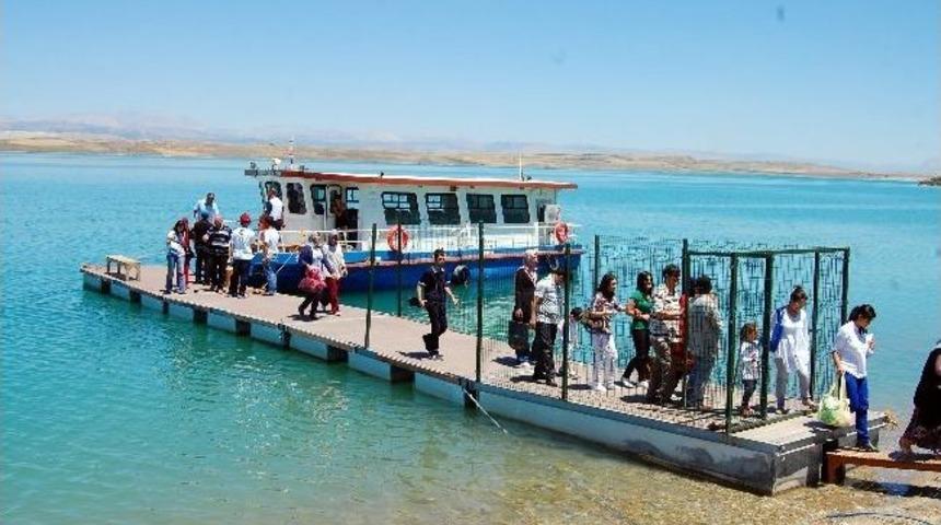 Atat&uuml;rk Baraj G&ouml;leti'nde Tekne Turu Başladı