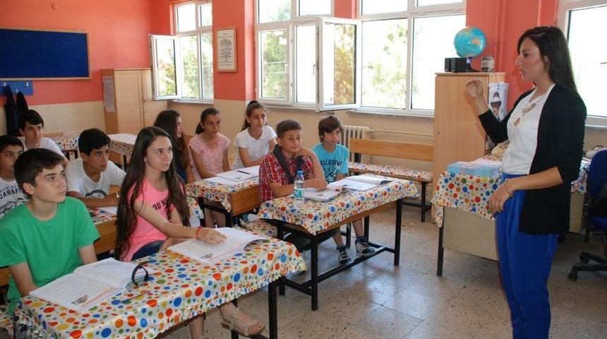 Başiskelili &Ouml;ğrenciler, Yabancı Eğitmenlerli Dil &Ouml;ğreniyor