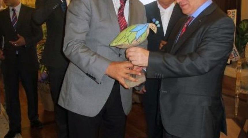 Vali &Ouml;zt&uuml;rk&rsquo;ten Iş D&uuml;nyasına: Sosyal Sorumluluk Projelerine Katılın