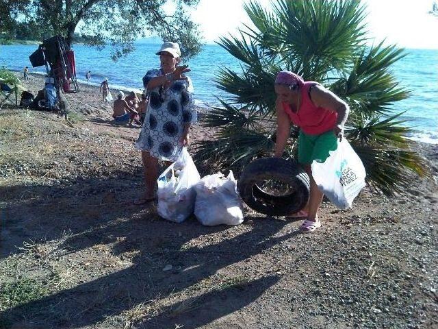 Burhaniye’de Dede - Torun Çevre Temizliği Yaptı