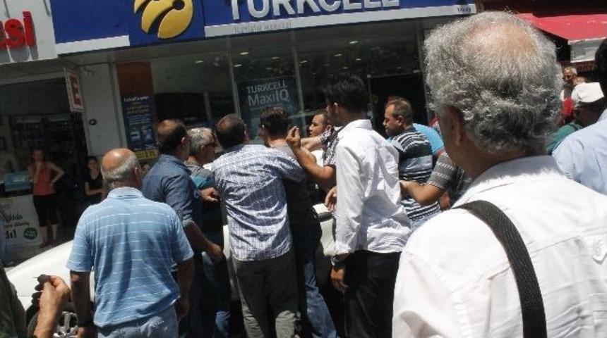 Cenaze Yakınları, Trafiği Aksatan İla&ccedil; Firması G&ouml;revlisine Saldırdı