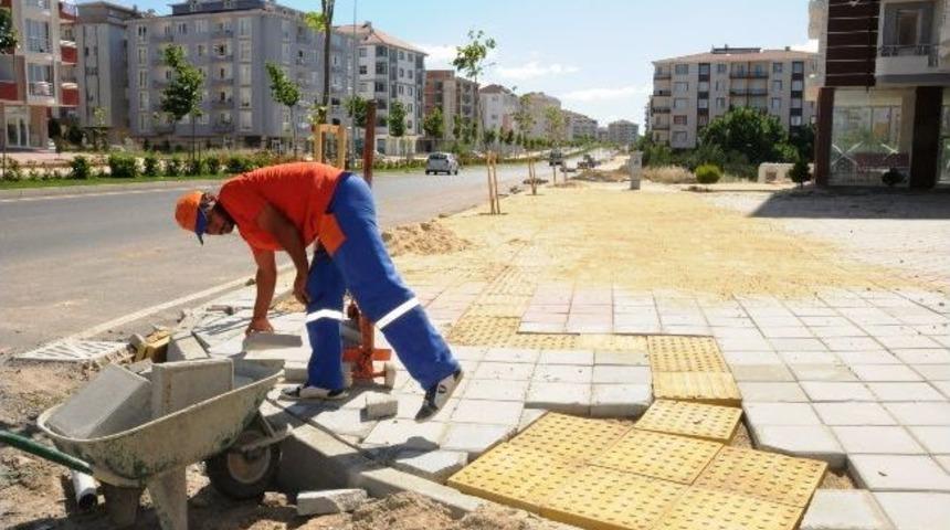 B&uuml;lent Ecevit Bulvarı&rsquo;nda Yeni Kaldırımlar Yapılıyor