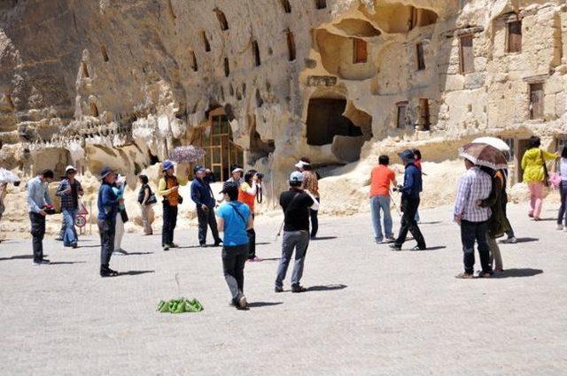 Güney Koreli Turistler Taşkale'yi Gezdi