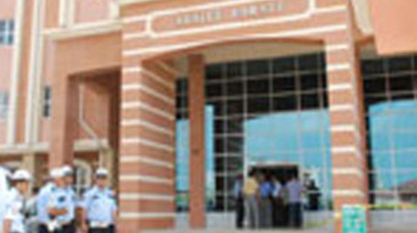 Adliye girişinde bı&ccedil;aklı kavga: 1 &ouml;l&uuml;