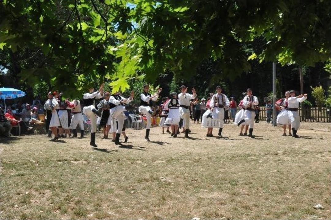 Folkl&ouml;rc&uuml;lerden Doğada G&ouml;steri