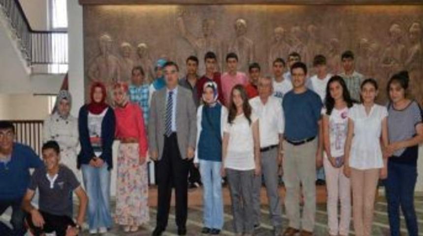 Bitlisli &Ouml;ğrenciler, Vali Kerem Al'ı Ziyaret Etti