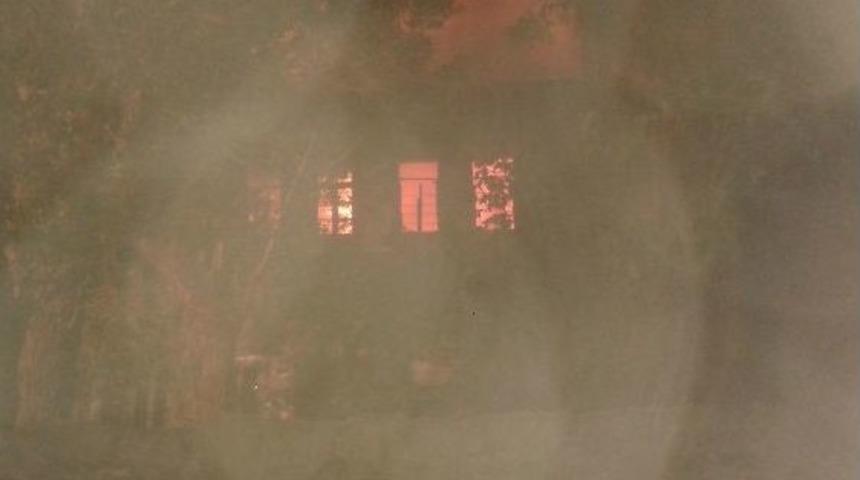 Erzurum&rsquo;da 2 Katlı Harabe Bina Alev Alev Yandı