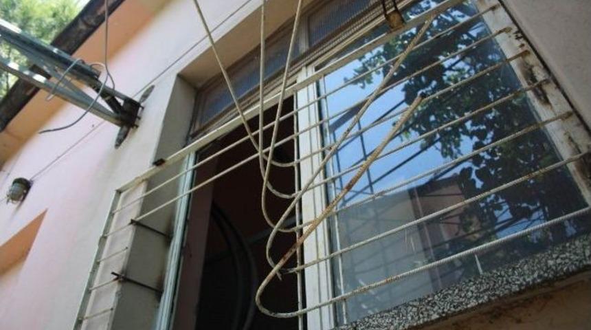 Kamu Binasının Elektriğini Keserek Kabloları &Ccedil;almaya &Ccedil;alıştılar