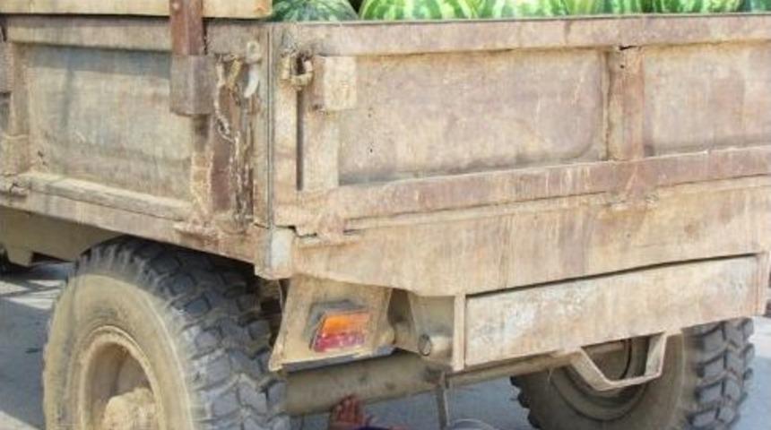 Sıcaktan R&ouml;mork Altlarına Sığınan Karpuz &Uuml;reticileri, Toptancı T&uuml;ccarı Bekliyor