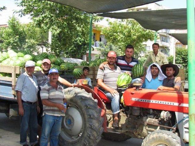 Sıcaktan Römork Altlarına Sığınan Karpuz Üreticileri, Toptancı Tüccarı Bekliyor