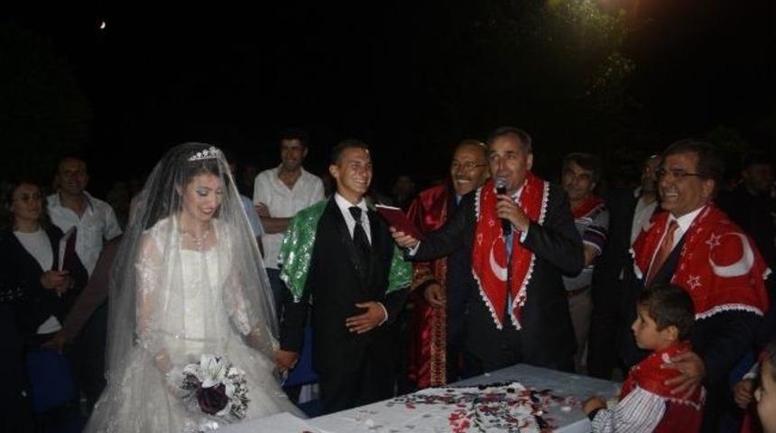 Başkan Oğlunun Nikahını Kendisi Kıydı