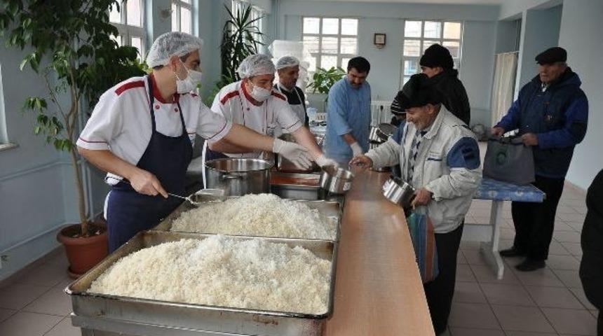 Odunpazarı Belediyesi&rsquo;nden Y&uuml;zlerce Kişinin Sofralarına Sıcak Yemek