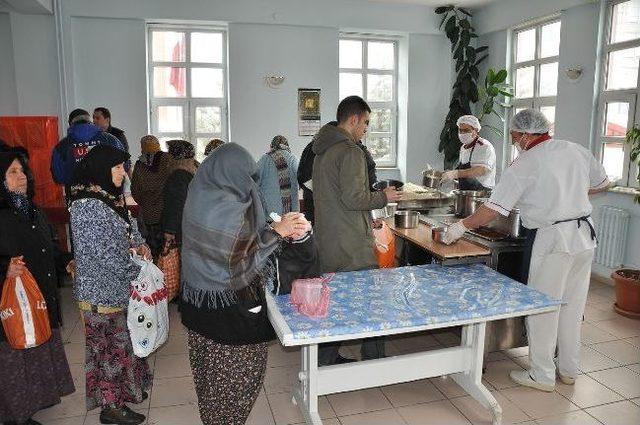 Odunpazarı Belediyesi’nden Yüzlerce Kişinin Sofralarına Sıcak Yemek