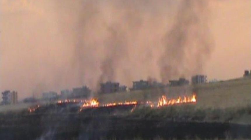 Anız Yangını Karayola Sı&ccedil;radı, Mazot Y&uuml;kl&uuml; Tankerler Zor Anlar Yaşadı