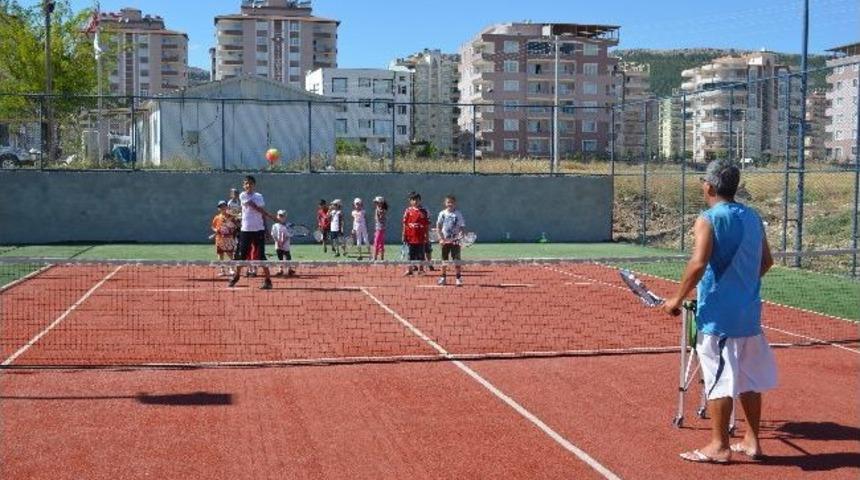 Miniklerin Tenise İlgisi Artıyor