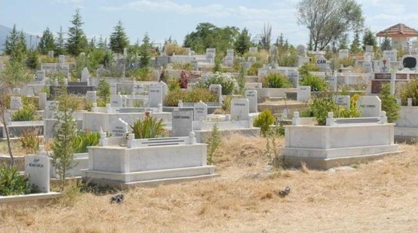 Bolvadin'de Şehir Kabristanlarının Tamamı Temizlendi