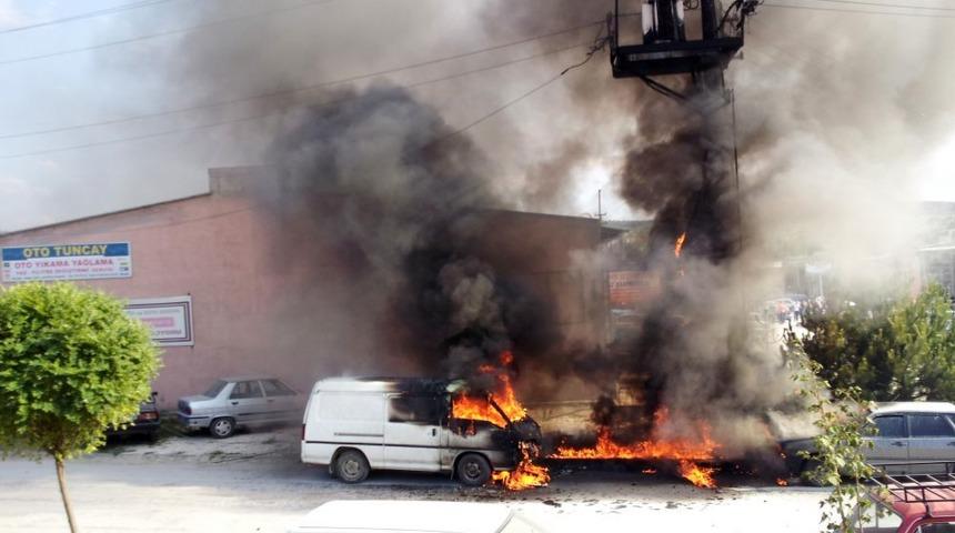Aşırı Sıcaklar Trafo Patlattı, Iki Otomobil Yandı