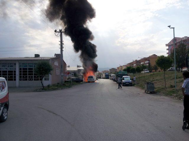 Aşırı Sıcaklar Trafo Patlattı, Iki Otomobil Yandı