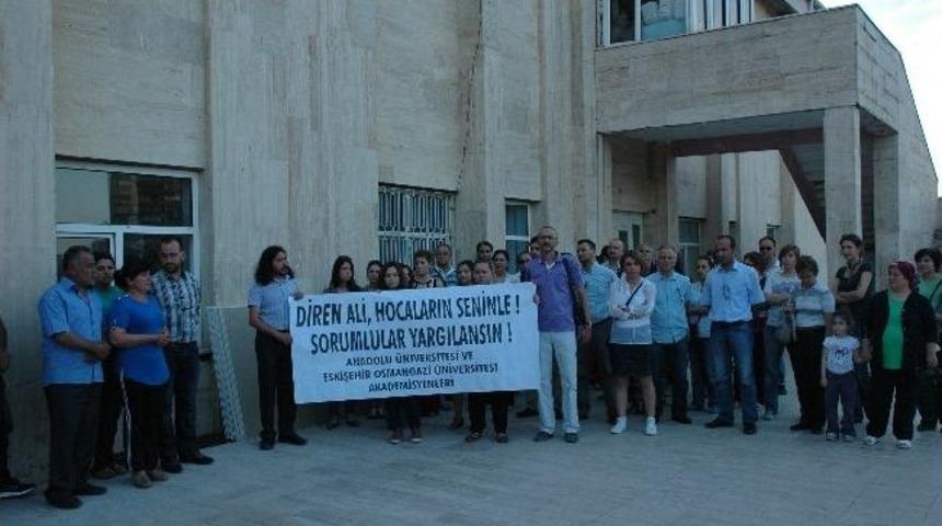 Akademisyenlerden Eylemlerde Yaralanan Korkmaz&rsquo;a &lsquo;duran Adam&rsquo;lı Destek