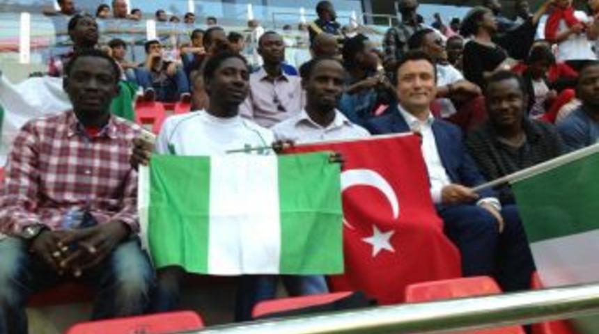 Rekt&ouml;r Nijeryalı &Ouml;ğrencileriyle Ma&ccedil; Izledi