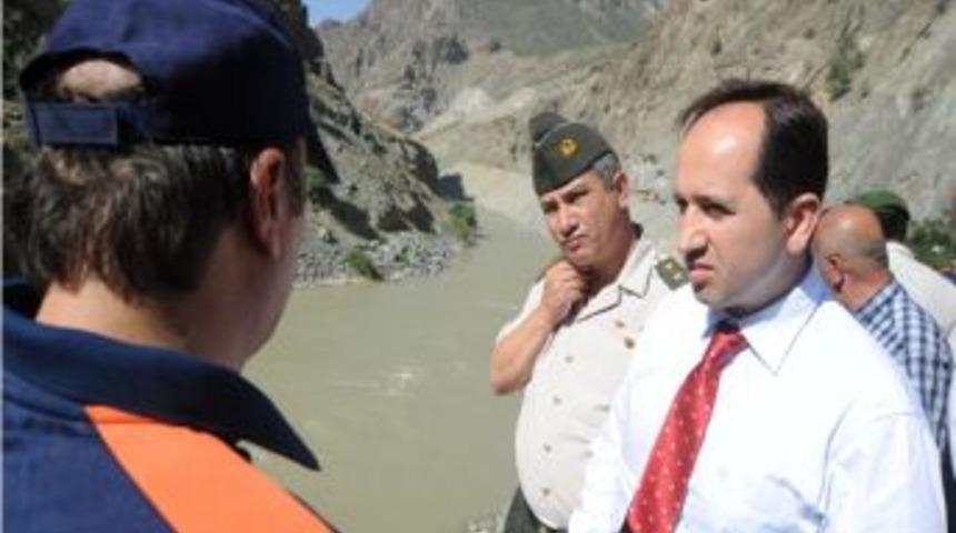 &Ccedil;oruh Nehri'ne D&uuml;şen Ara&ccedil; Bulundu, Kayıp Olan 3 Kişi Aranıyor