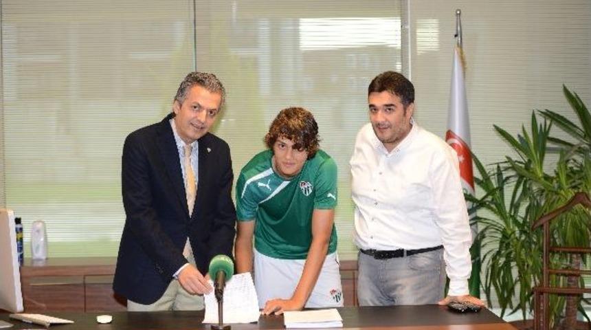 D&uuml;nya Devlerinin Peşinde Koştuğu Gen&ccedil; Oyuncu Bursaspor&rsquo;a İmza Attı