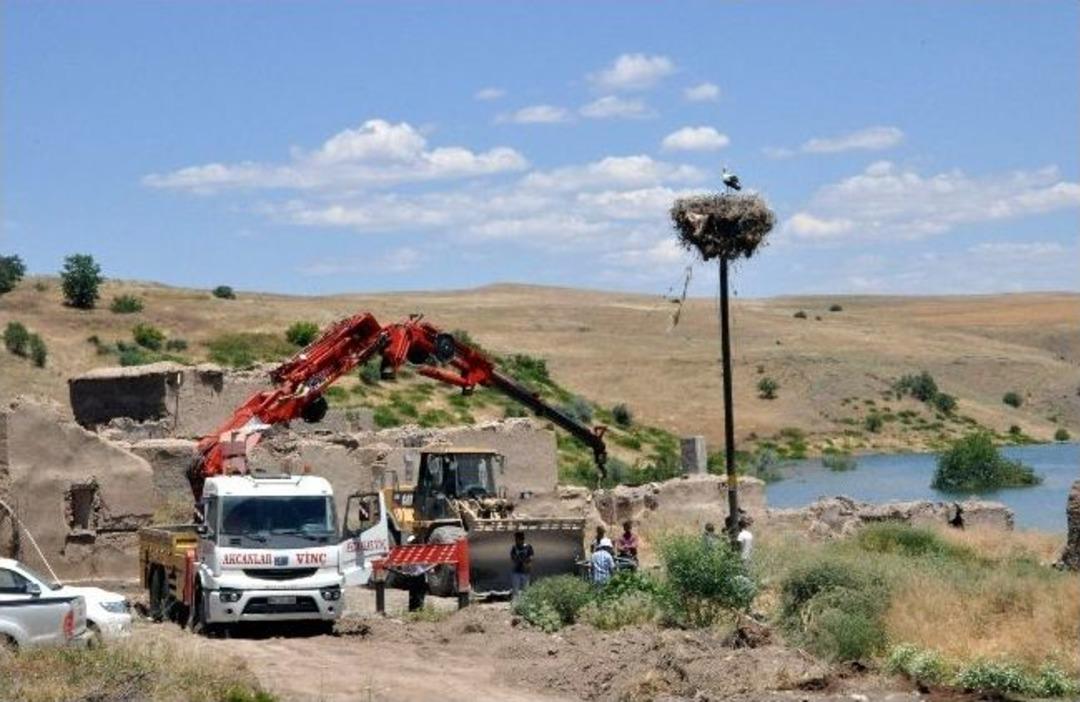 Baraj G&ouml;l&uuml; Sahasında Kalan Leylek Yuvaları