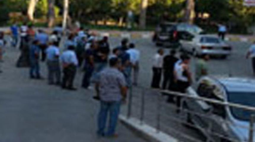 &Ouml;nce başından yaraladı, ardından boğazını kesti