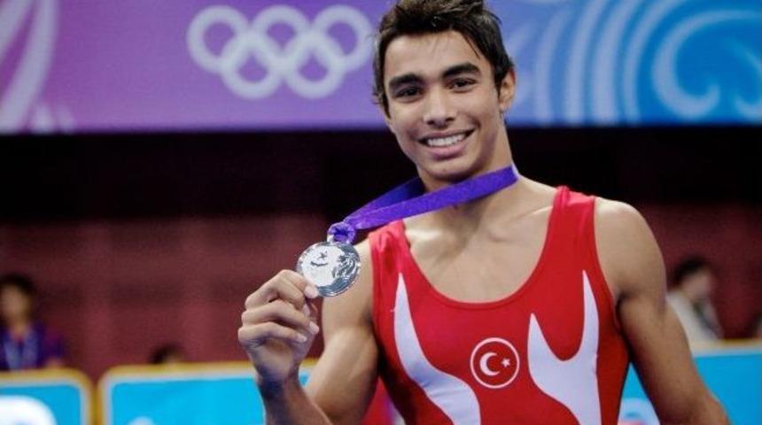 İzmirli Ferhat&rsquo;tan Tarihi Derece