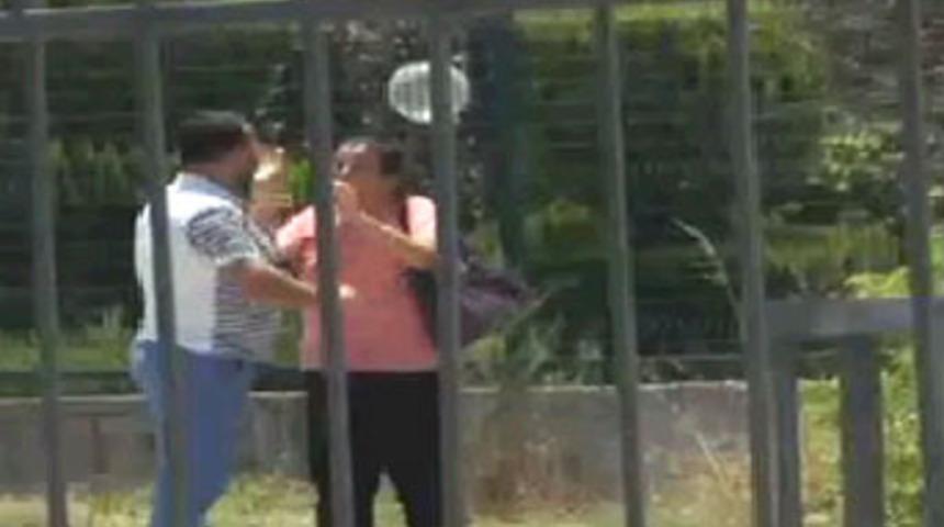 Sokak ortasında birbirlerini tokatladılar