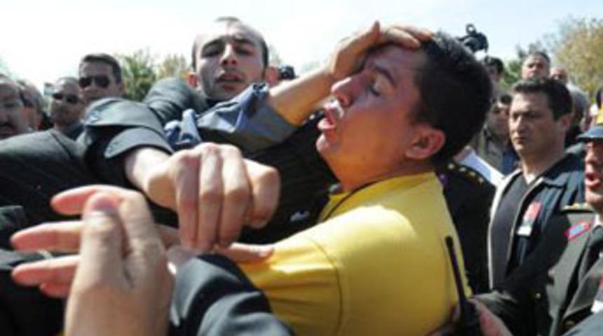 Bakan Yıldız'a yumruklu saldırı